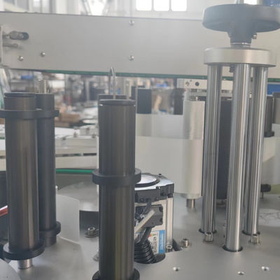 Automatische dubbelzijdige etiketteringsmachine van roestvrij staal 304/316 voor verkoop van vloeistof / saus / olie / pasta